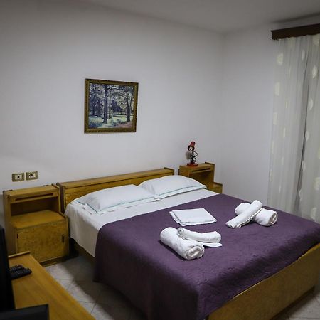 Lola'S Apartament Apartment เบราท ภายนอก รูปภาพ