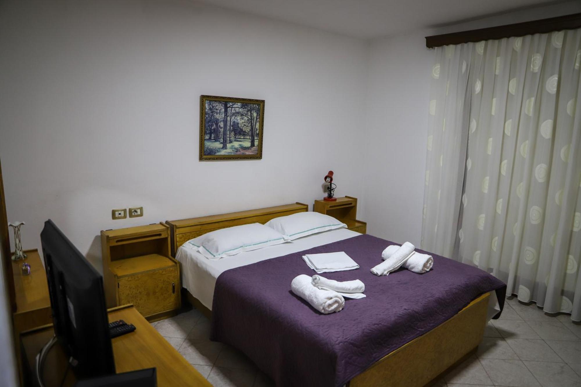 Lola'S Apartament Apartment เบราท ภายนอก รูปภาพ